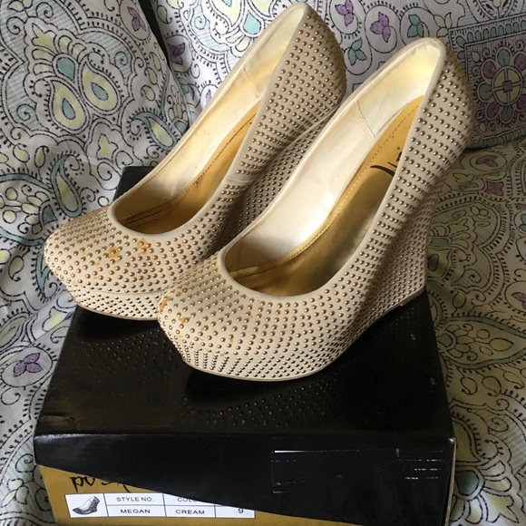 Posh cream w/gold studs wedge heels size 9 - Picture 2 of 3